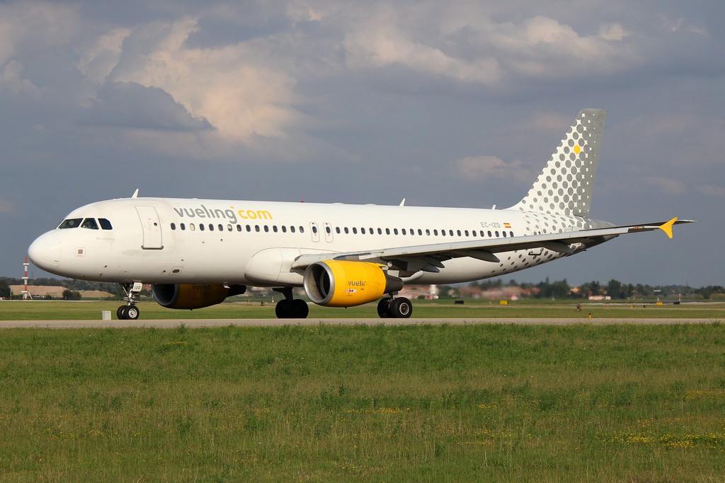 EC-IZD A320-214 2207 Vueling Airlines @ Bologna Airport 24.08.2014 © Piti Spotter Club Verona