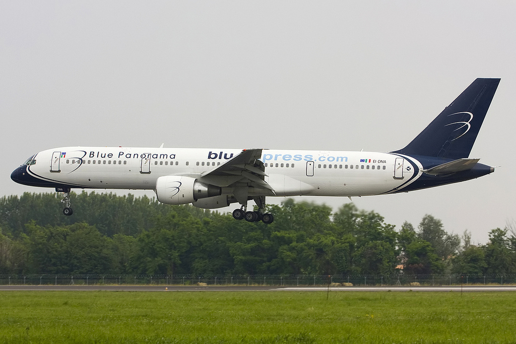 EI-DNA B757-231 28483/777 Blue Panorama Airlines @ Treviso Airport 02.06.2012 © Piti Spotter Club Verona