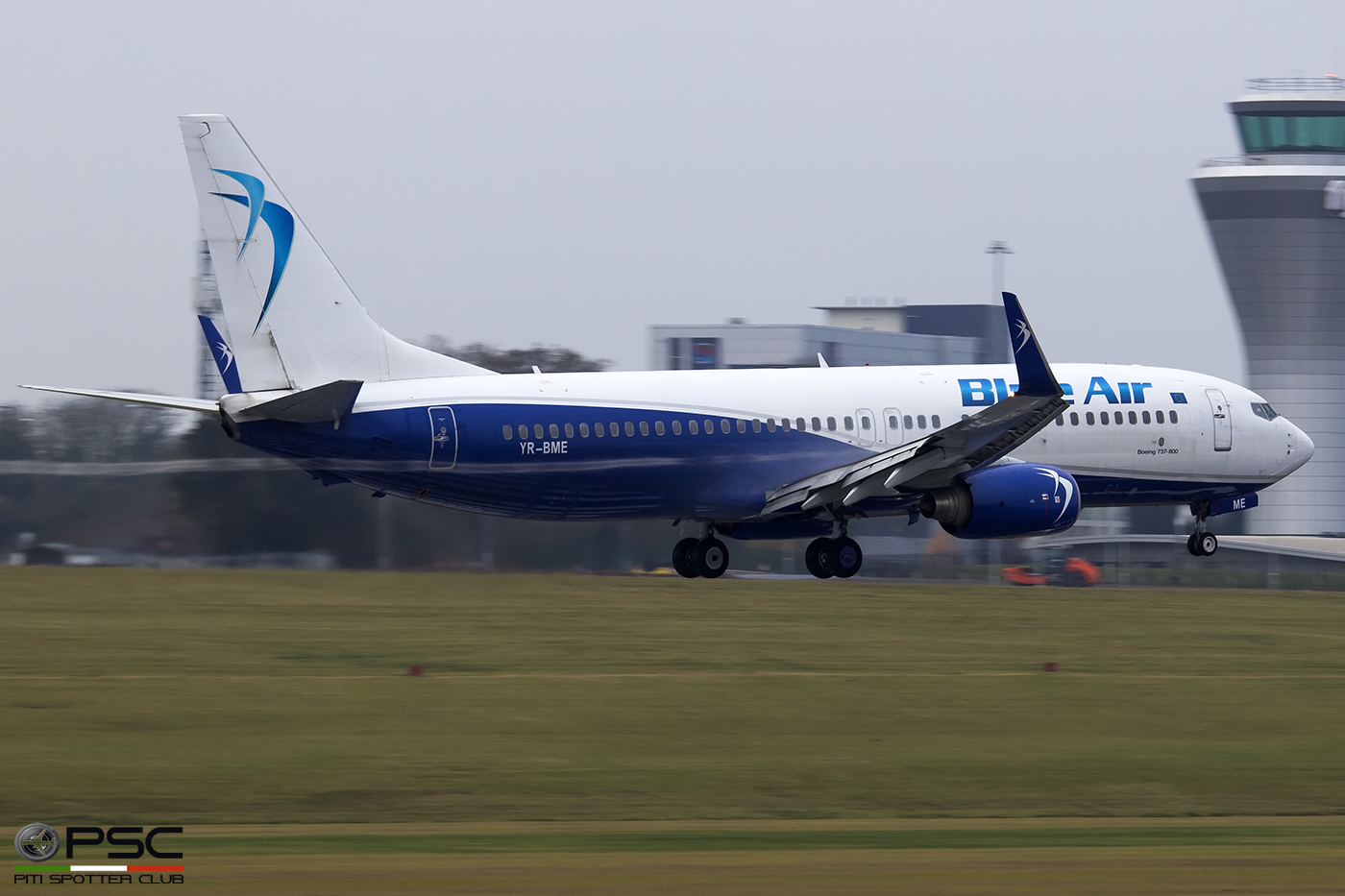 YR-BME B737-86N 34251/1817 Blue Air @ Birmingham Airport 11.2017 © Piti Spotter Club Verona