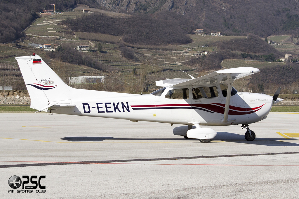 D-EEKN Cessna 172S Skyhawk 2 C172 8308 BWLV Motorflugschule @ Aeroporto di Trento © Piti Spotter Club Verona