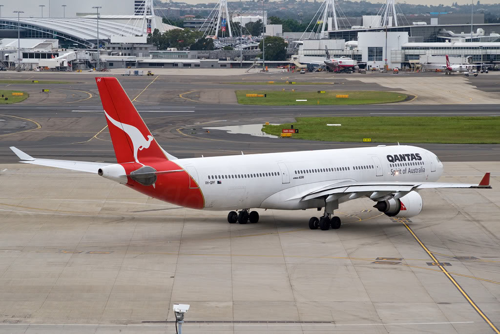 VH-QPF A330-303E 595 QANTAS @ Sydney Airport 16.11.2011 © Piti Spotter Club Verona