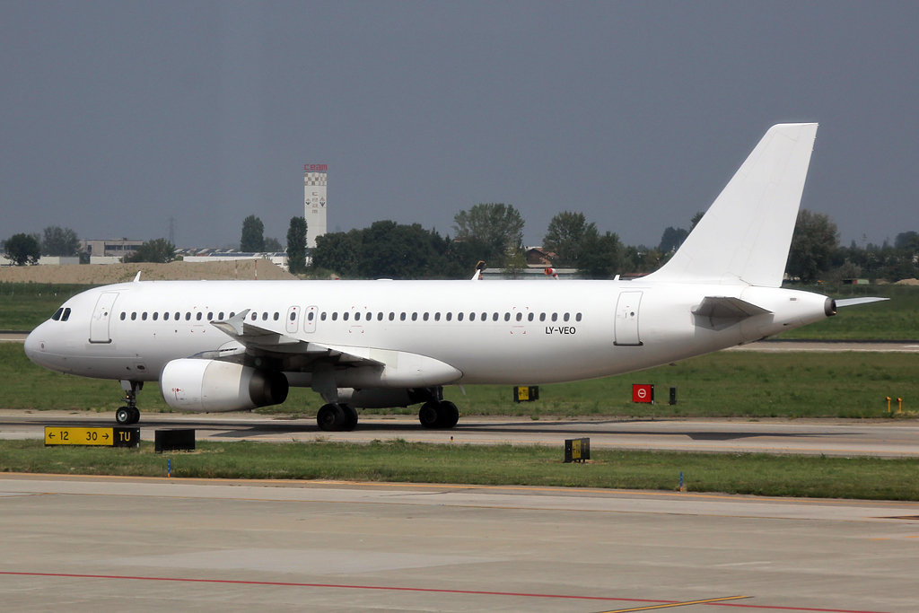 LY-VEO A320-233 558 Avion Express @ Bologna Airport 03.09.2014 © Piti Spotter Club Verona