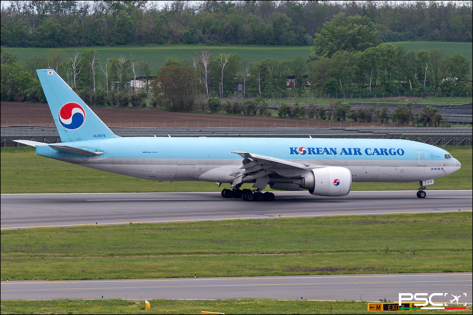 HL8075 Boeing 777FEZ 62631 1370 GE90-110B1L  Korean Air 2016 @ Vienna Airport 04 2024 © Piti Spotter Club Verona