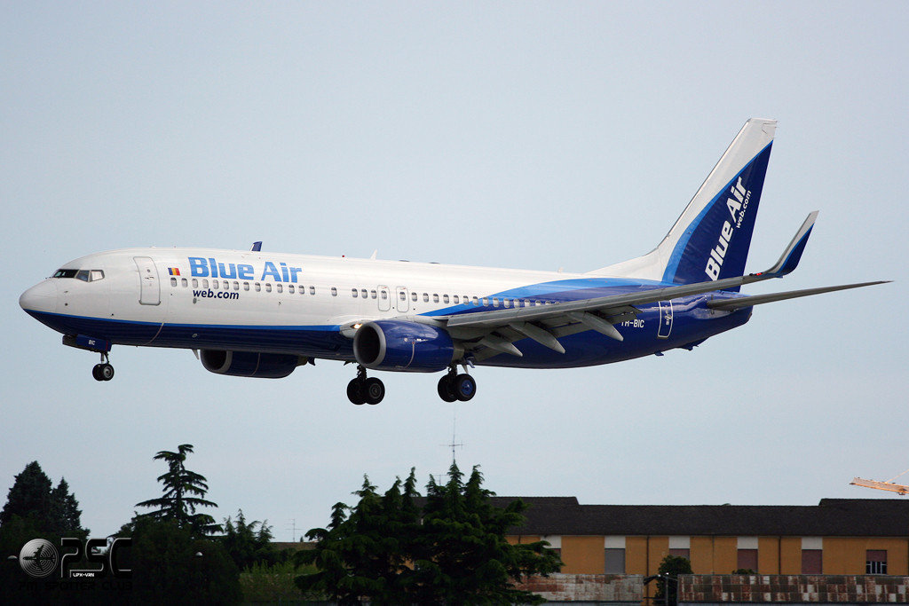 YR-BIC B737-8BK 33019/1502 Blue Air