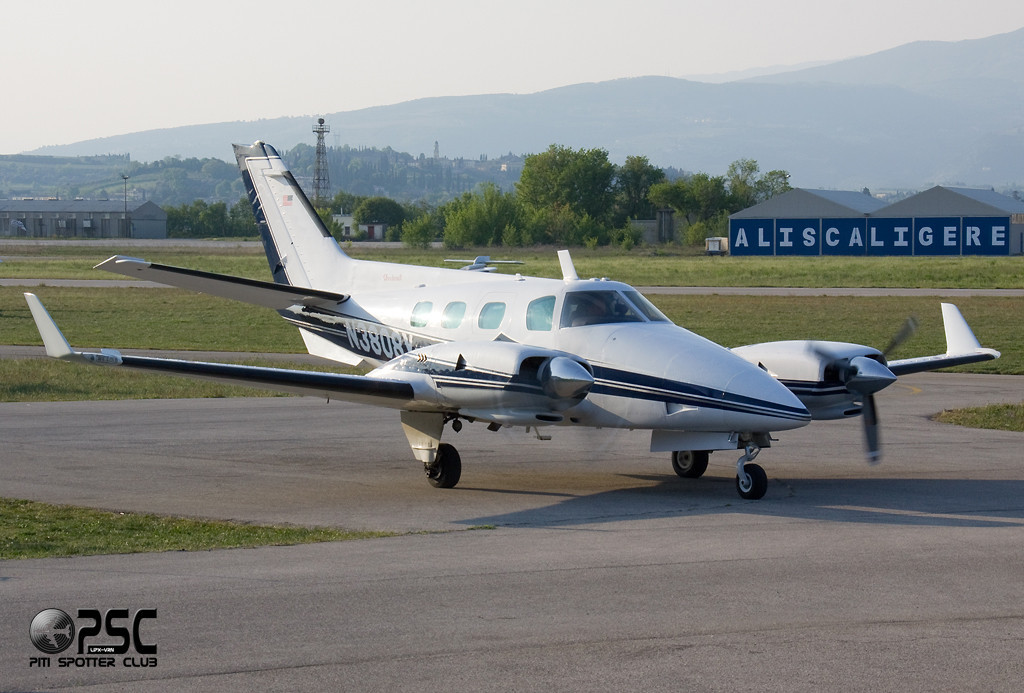 N3808Y Beech B60 Duke BE60 P-562 @ Aeroporto Verona Boscomantico © Piti Spotter Club Verona