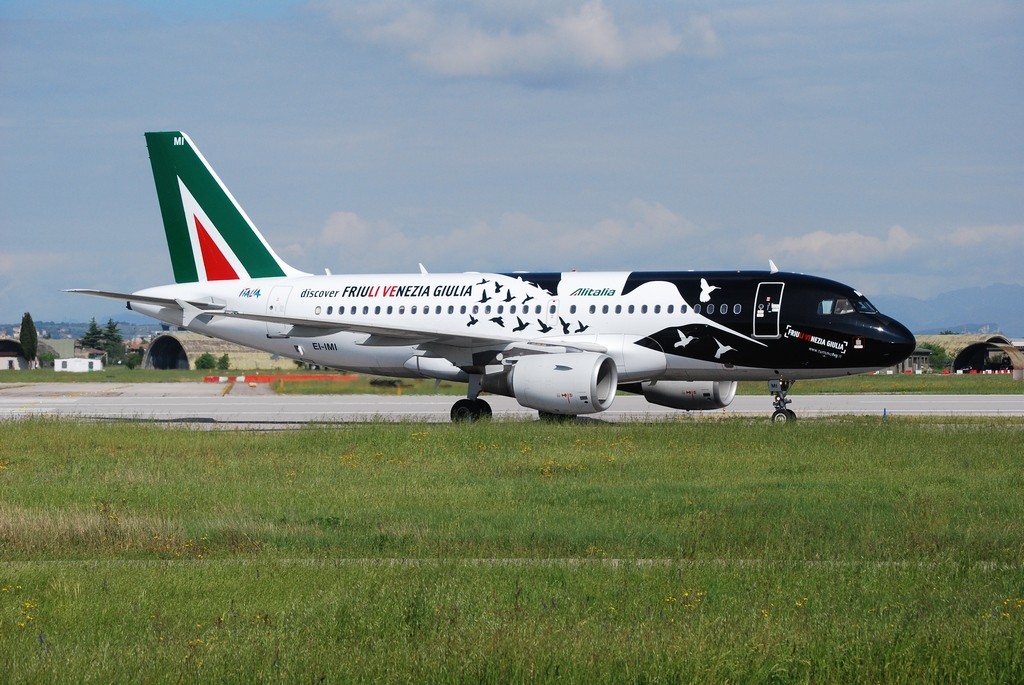 EI-IMI A319-112 1745 Alitalia 25nov10 Special "Friuli Venezia Guilia"-c/s apr14 