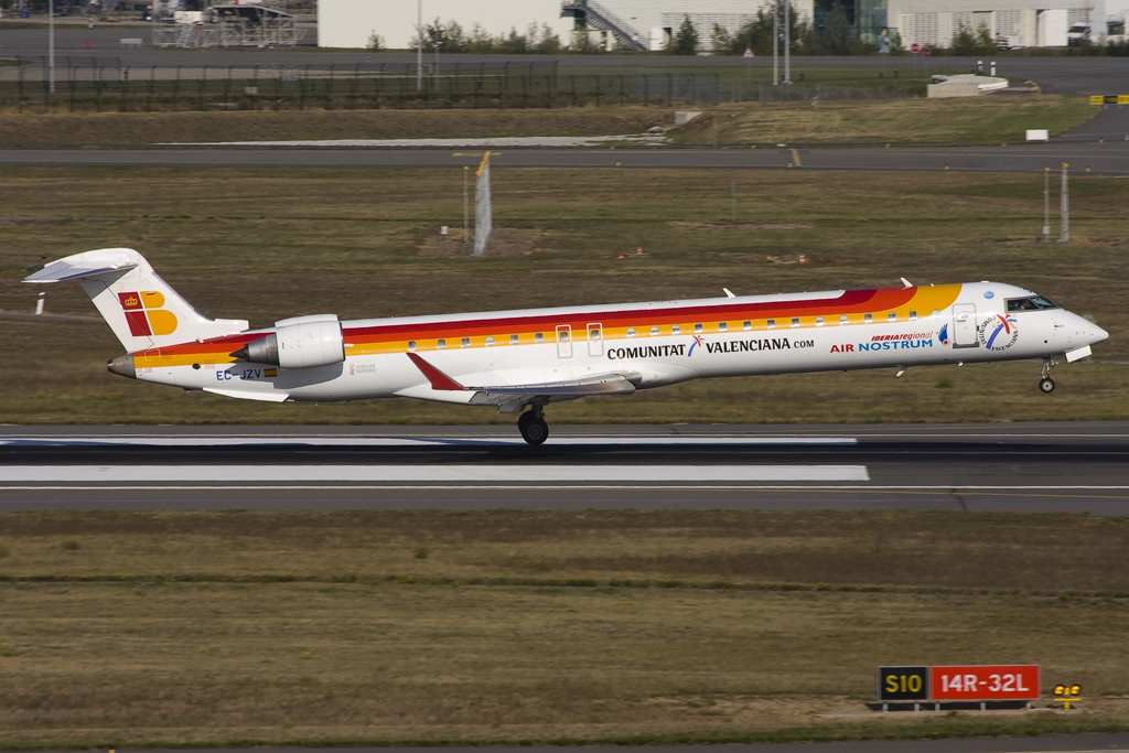 EC-JZV CRJ900ER 15117 Air Nostrum @ Toulouse Airport 10.2008 © Piti Spotter Club Verona