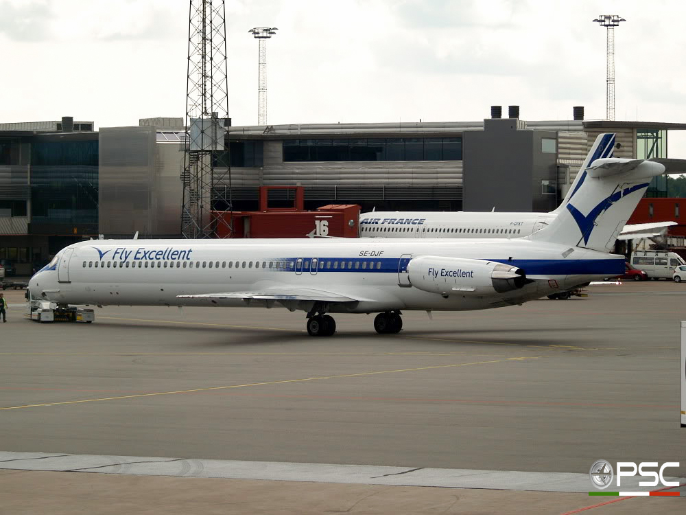 SE-DJF MD-83 49568/1380 FlyExcellent @ Stockholm Arlanda Airport 19.07.2008 © Piti Spotter Club Verona