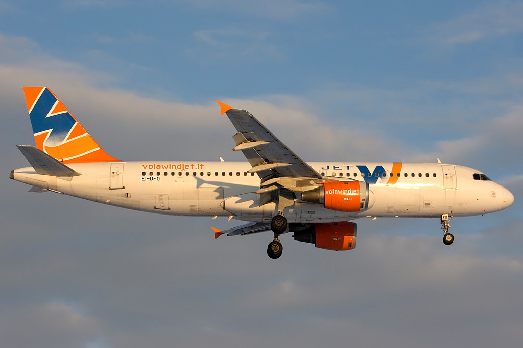 EI-DFO A320-211 371 Wind Jet @ Aeroporto di Verona © Piti Spotter Club Verona