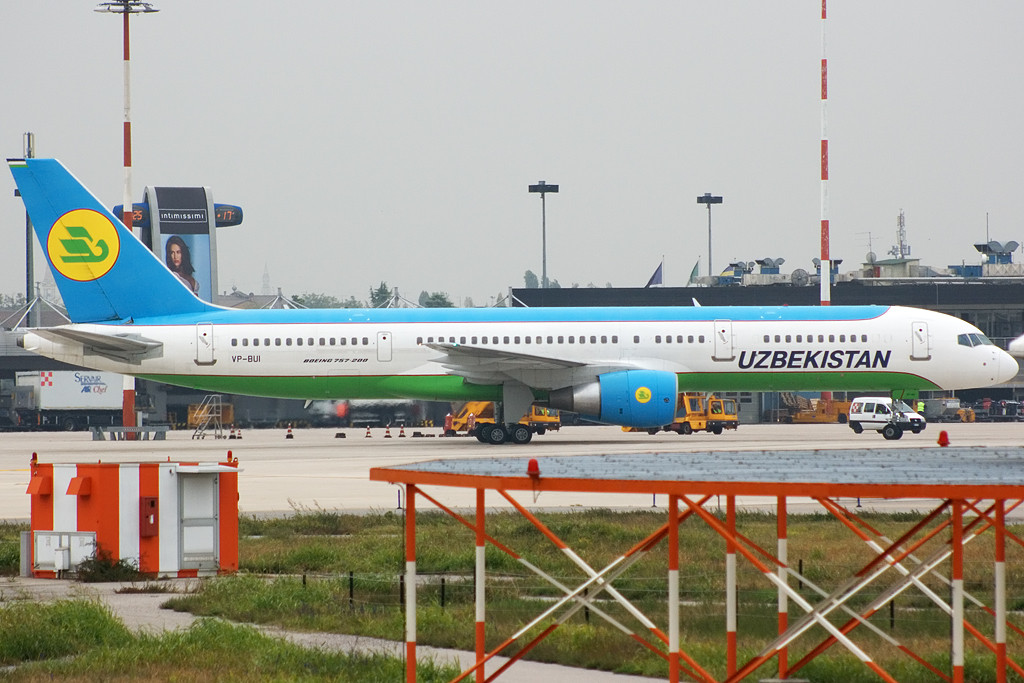 VP-BUI B757-231 28487/878 Uzbekistan Airways @ Aeroporto di Verona © Piti Spotter Club Verona
