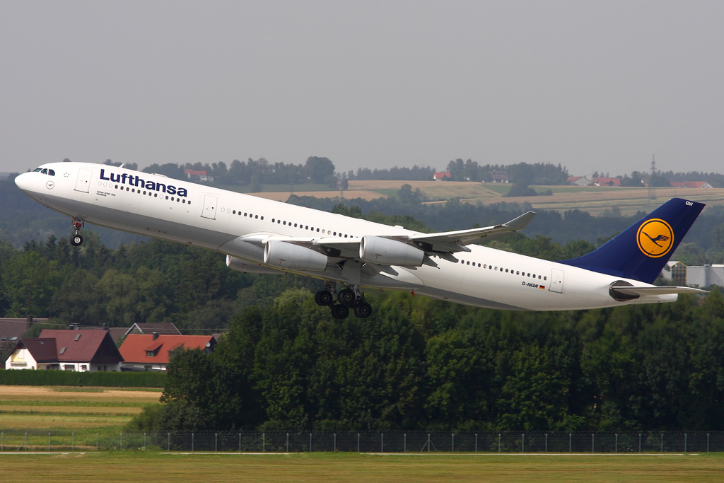 D-AIGW A340-313X 327 Lufthansa @ Munich Airport  05.2009 © Piti Spotter Club Verona