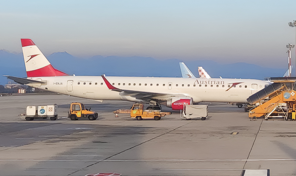 I-ENJA Embraer ERJ 195 LR 19000542 CF34-10E6 Air Dolomiti 2012 fotografato in bassa risoluzione parcheggiato nel piazzale dell'Aeroporto di Verona