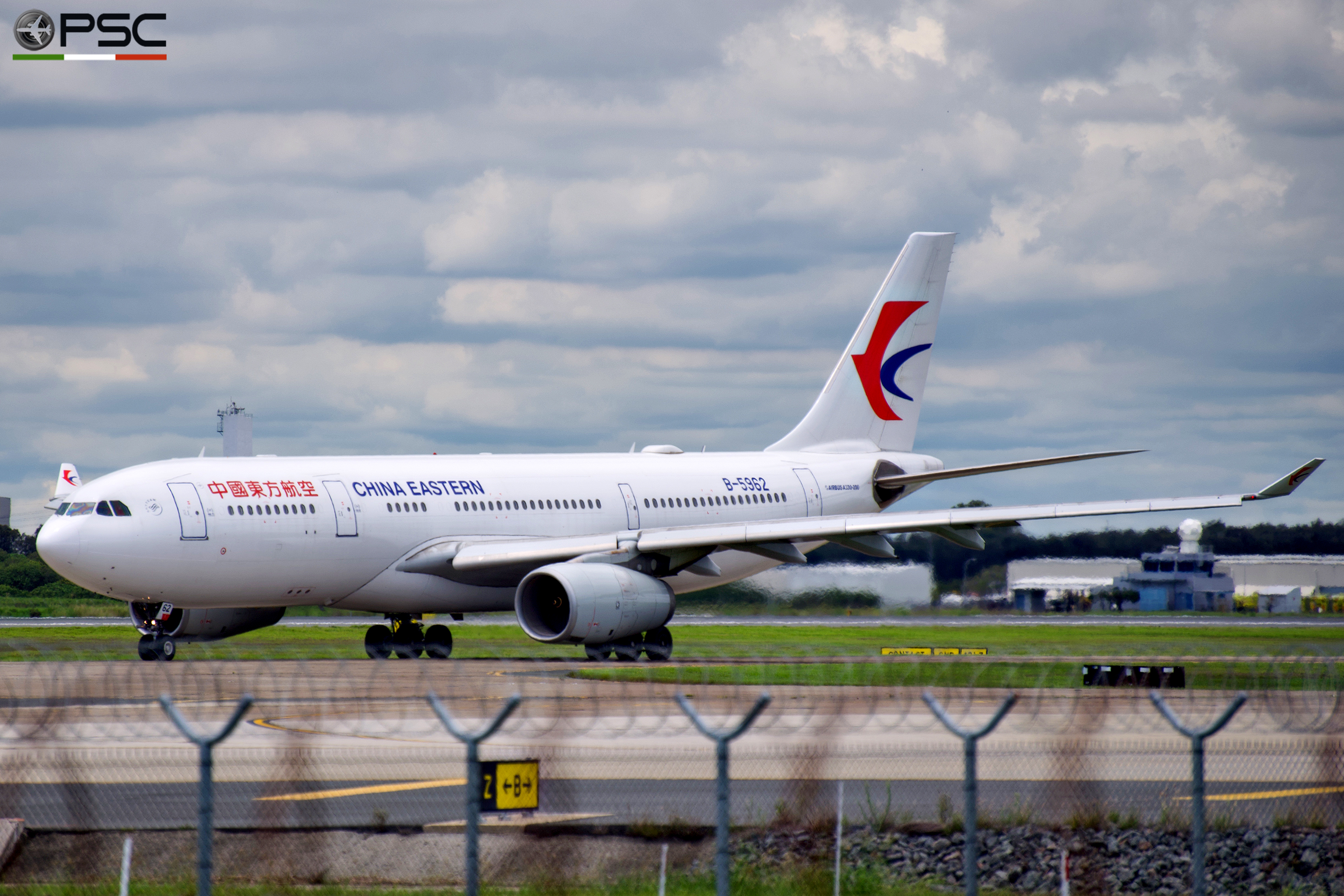 B-5962 A330-243 1588 China Eastern Airlines @ Brisbane Airport - 12/2023 - per gentile concessione di Maurizio Martinelli  ©  Piti Spotter Club Verona