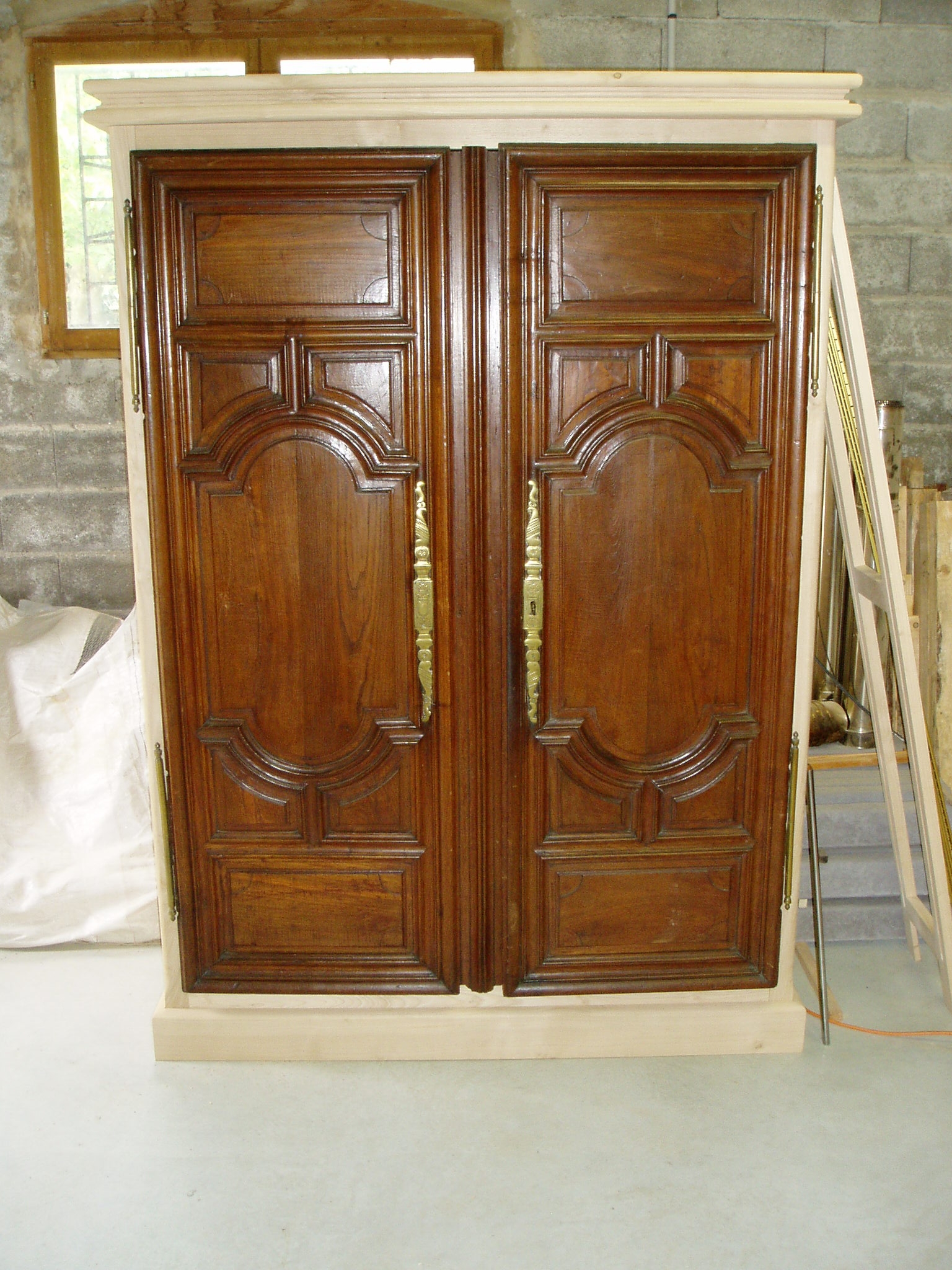 Armoire en châtaignier, portes droites