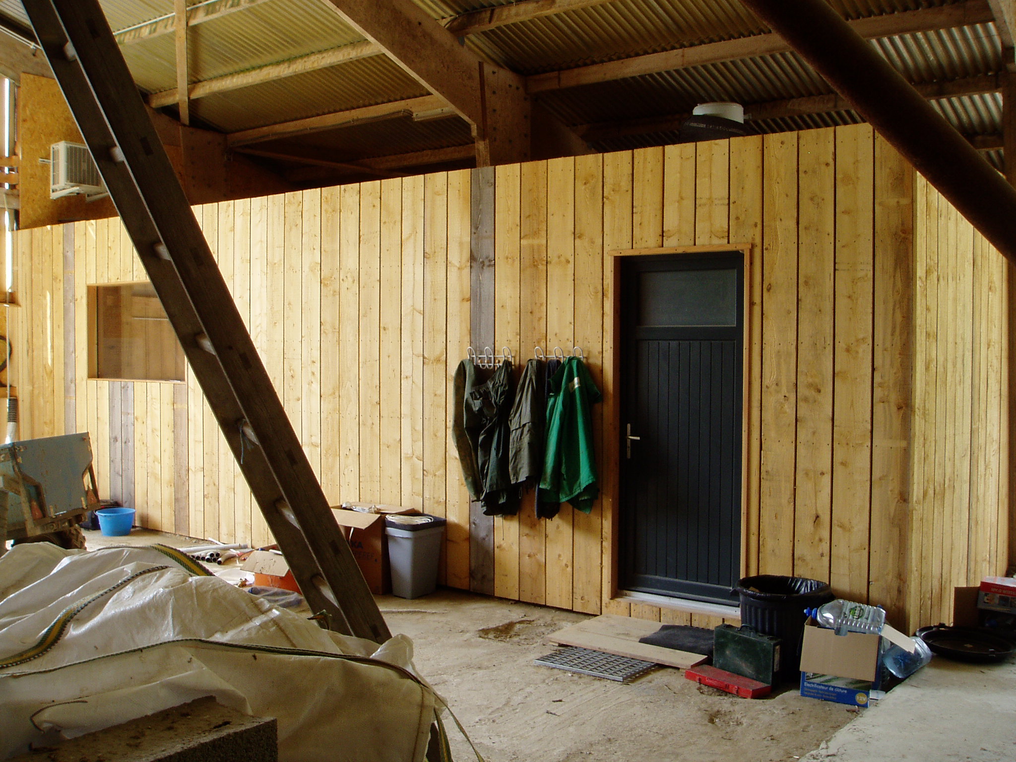 bureau vue côté intérieur hangar