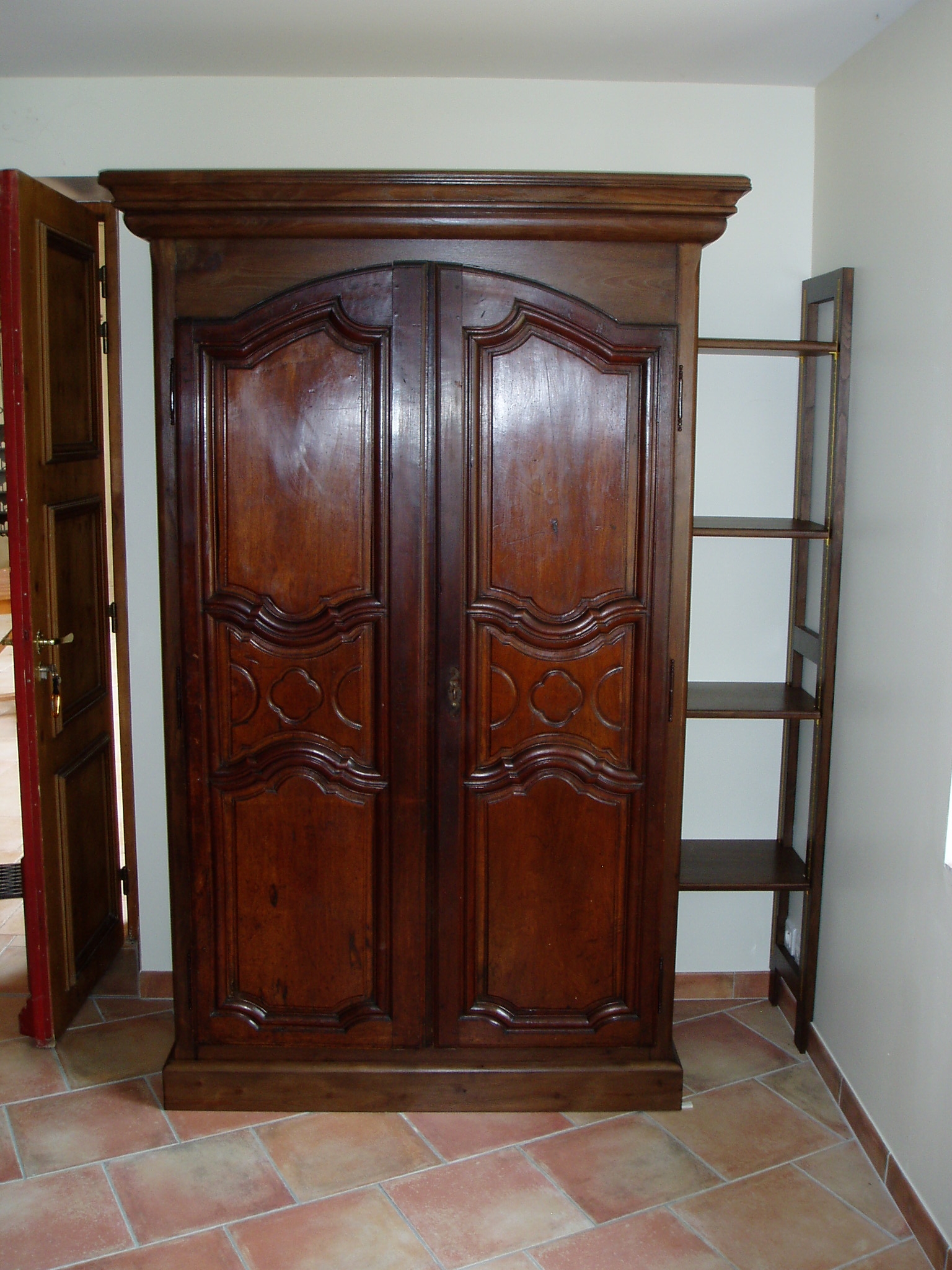 La même armoire finie