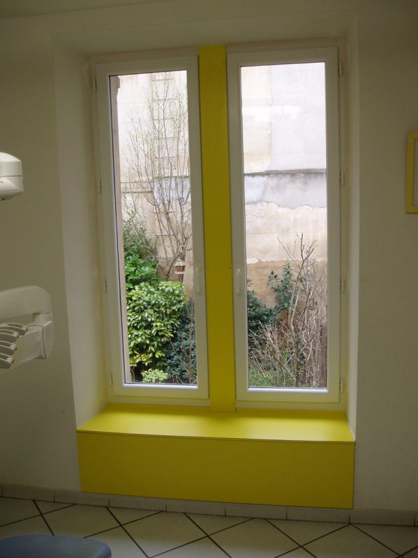 Fenêtre pvc droite, habillage stratifié jaune