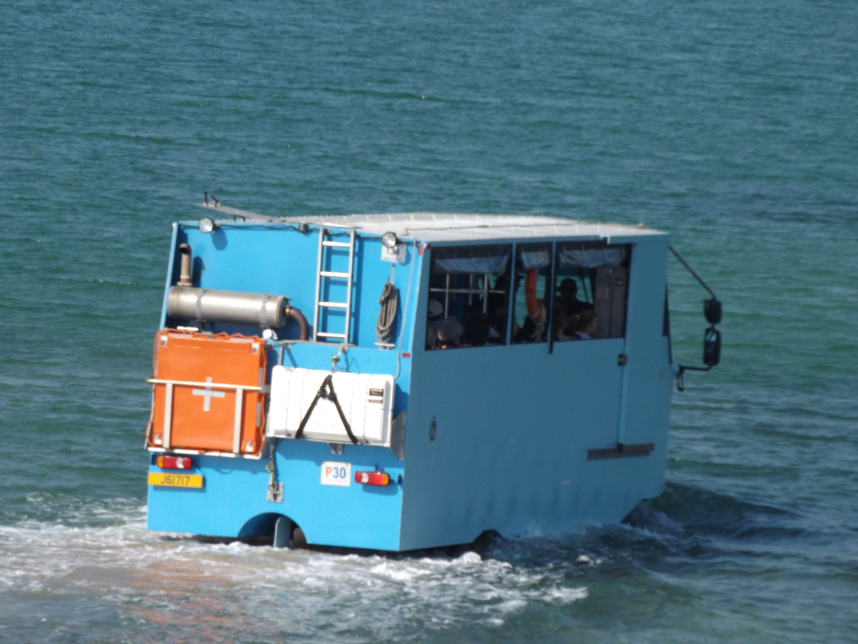 Ten pojazd dowozi na wyspę turystów w czasie odpływu a wraca gdy woda już wysoka
