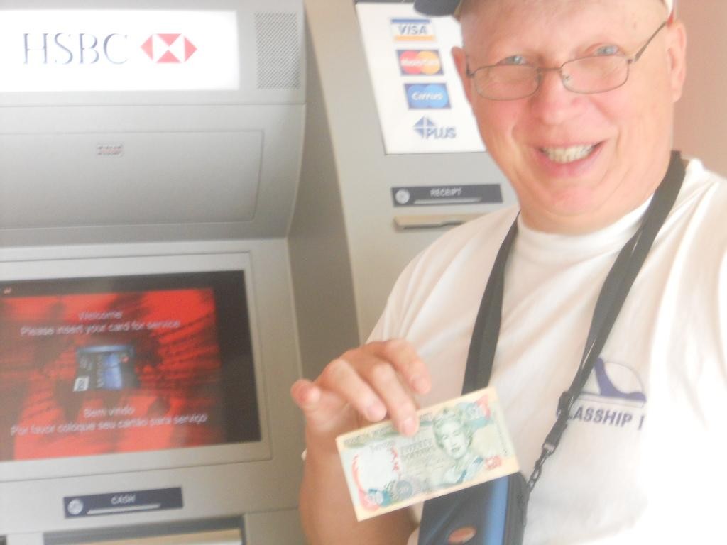Paga przed bankomatem zachwyca się miescową walutą dolarem bermudzkim