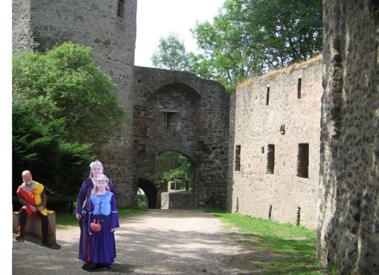 2 edle Maiden, reingesetzt in die Kasselburg