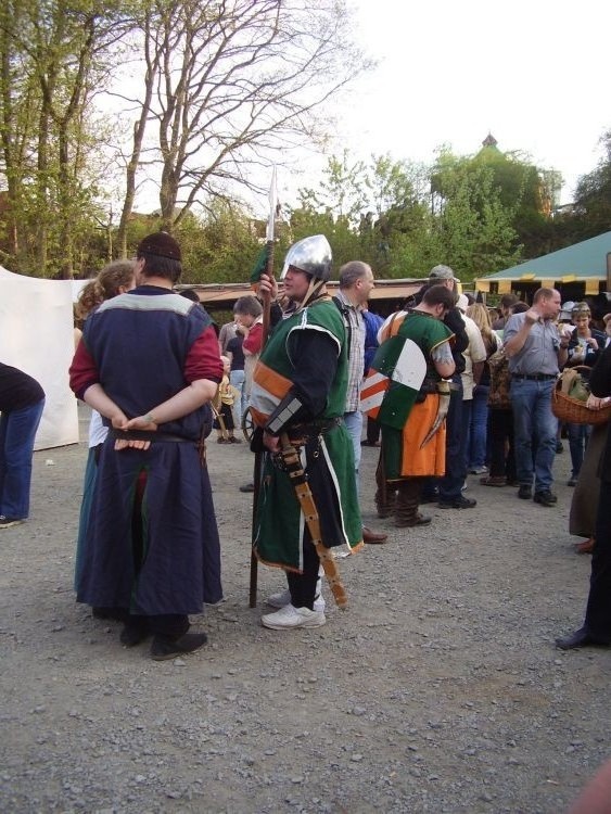 ein Ritter auf dem Markte mit neiartigem Schuhwerk