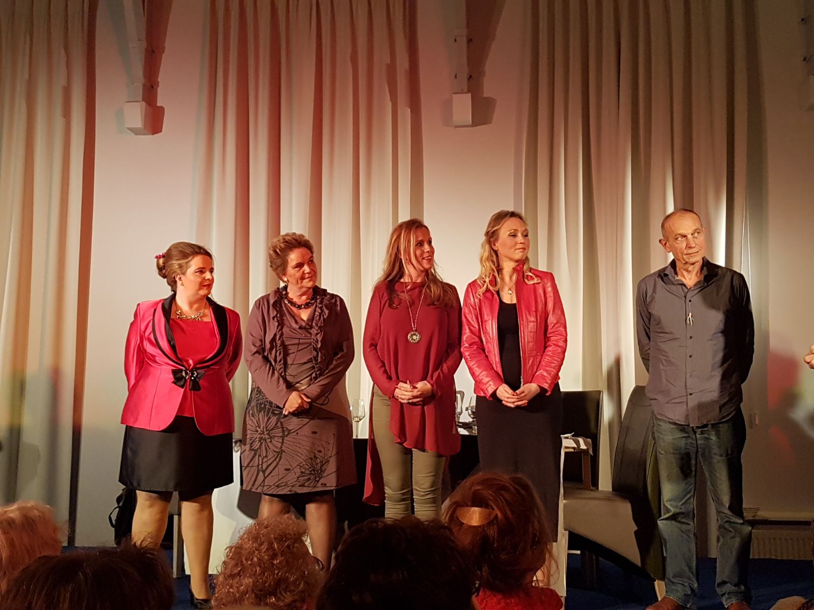 Theatergroep Sequoia van links naar rechts: Laura ten Hag, Henny Veeneman, Saskia van Egmond, Maartje Otten en Willem Westermann