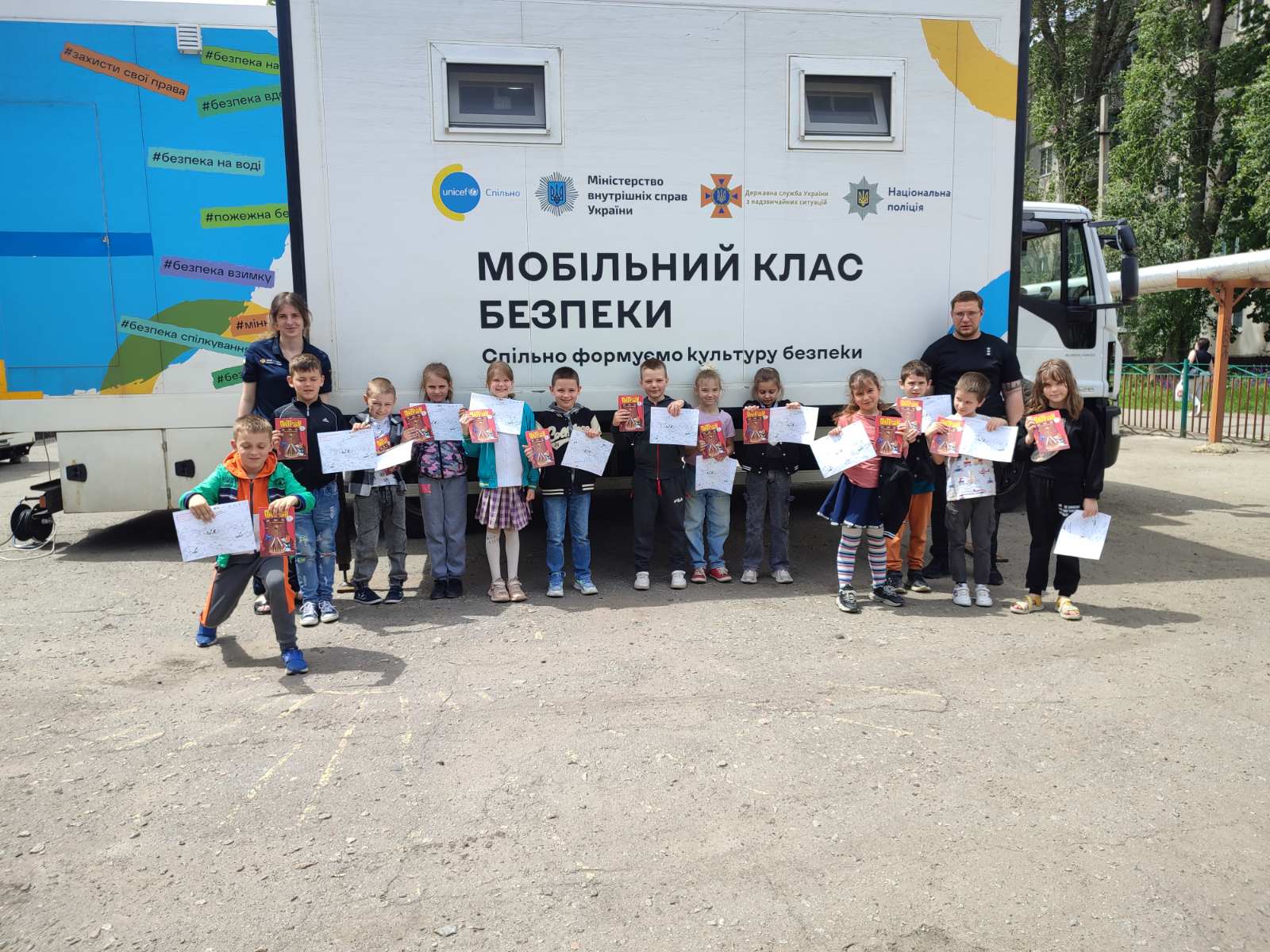 Рятувальники ДСНС провели заняття з безпеки для школярів у мобільному класі