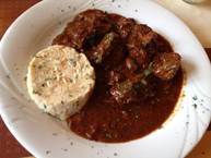 Gulasch mit Semmelrolle