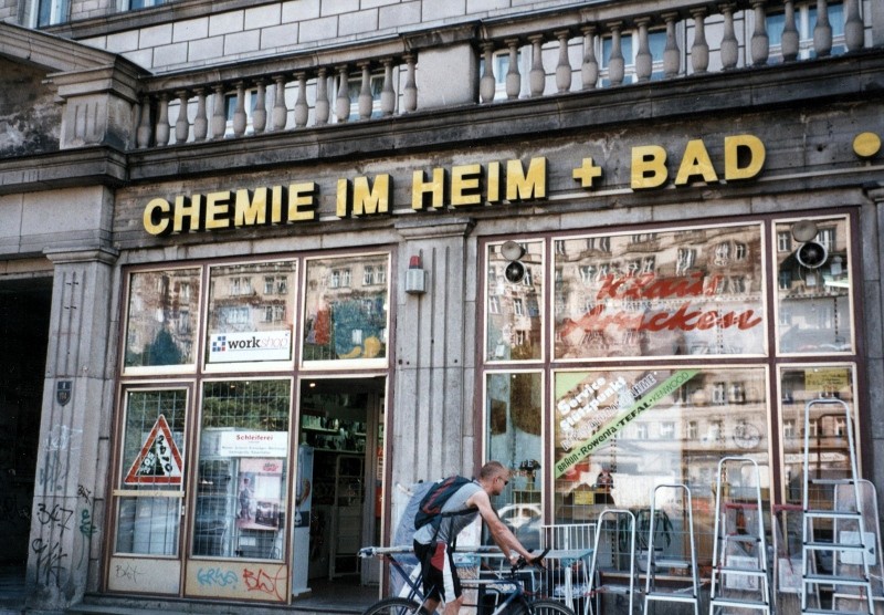 PC vor "Chemie in Heim und Bad", Karl-Marx-Allee, Berlin 1998