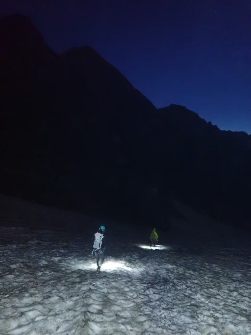夜明け前の剱沢雪渓