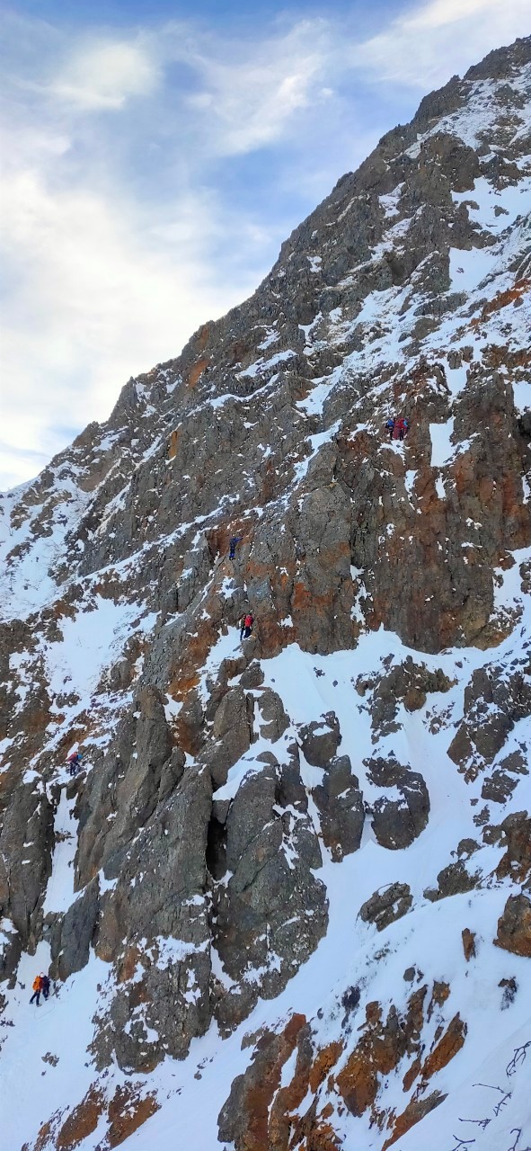赤岳主稜を登るクライマーを横目に急斜面を登る