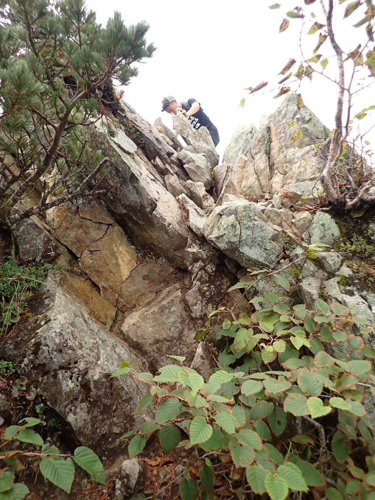霞沢岳までは、岩場のある稜線歩き。ここが一番大きい岩場