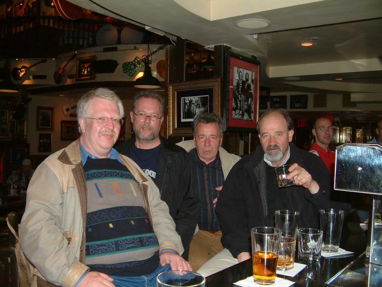 Peter L., Peter K., Nordfried und Rudi im Hardrock Cafè