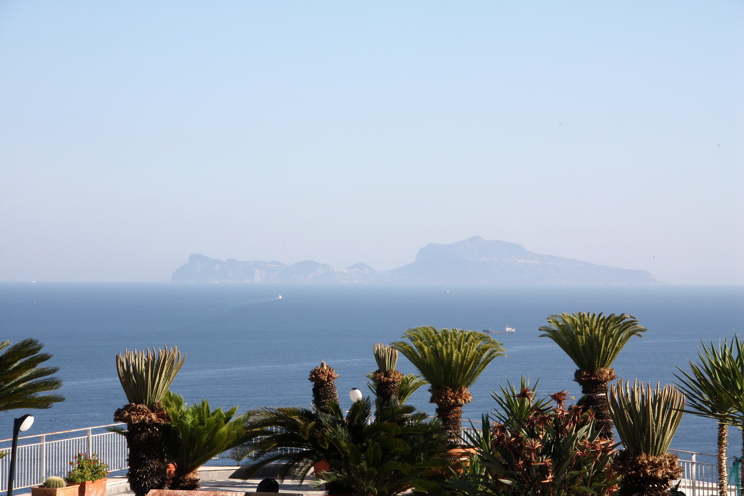 Im Hintergrund Capri