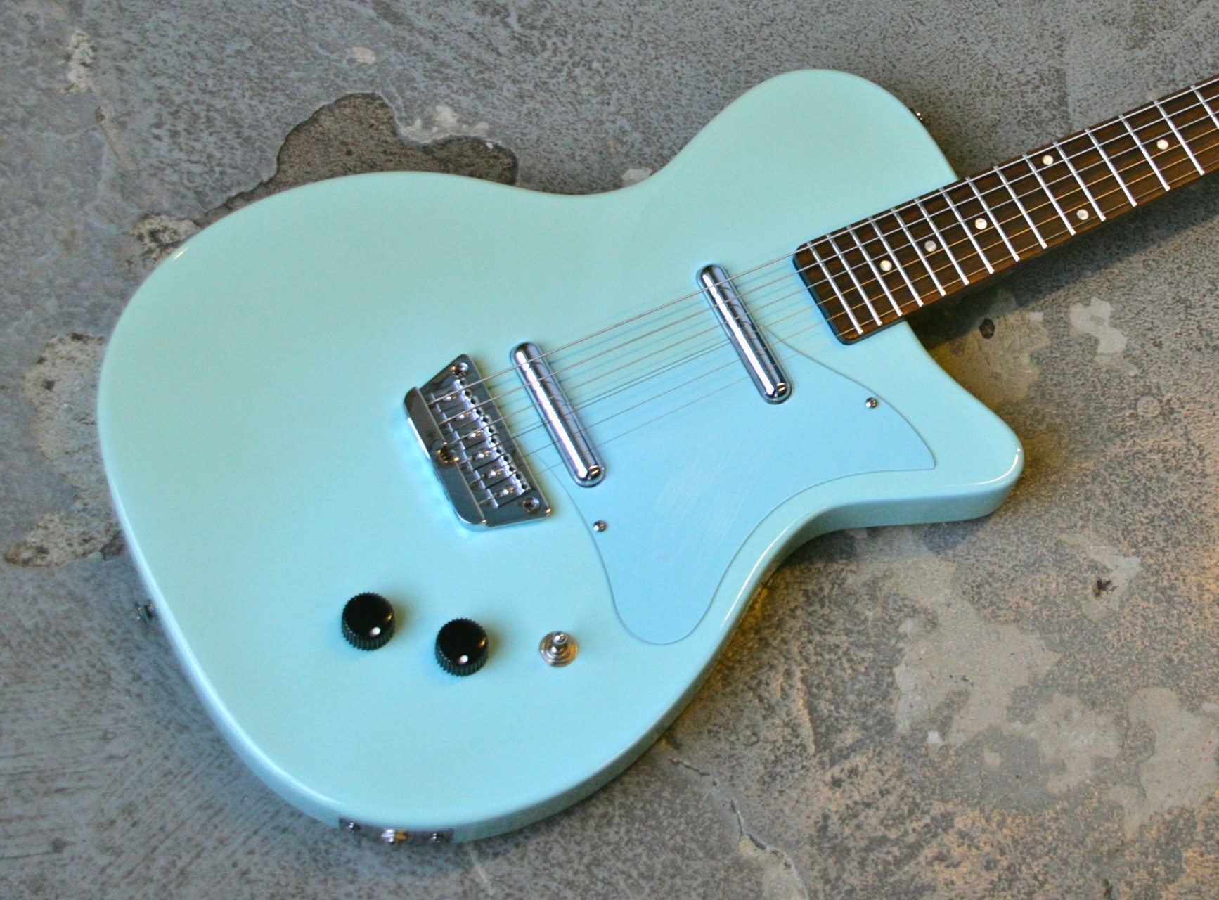 Danelectro Finish nachgegilbt und eingestellt