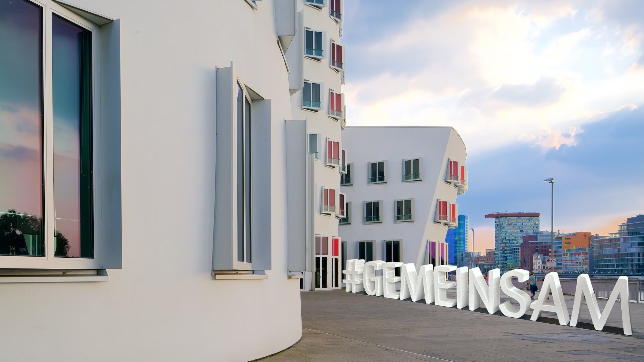 300mm Styropor (EPS), werkweiß mit 10mm Hartschaumgrundplatte RAL 7016 lackiert.