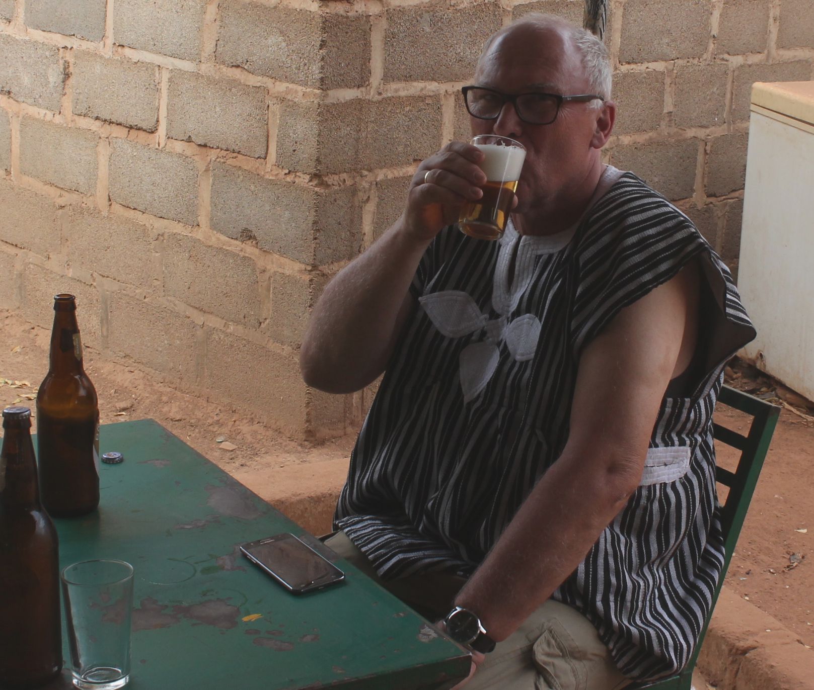 Beim Feierabendbier in einer Kneipe in Bilanga