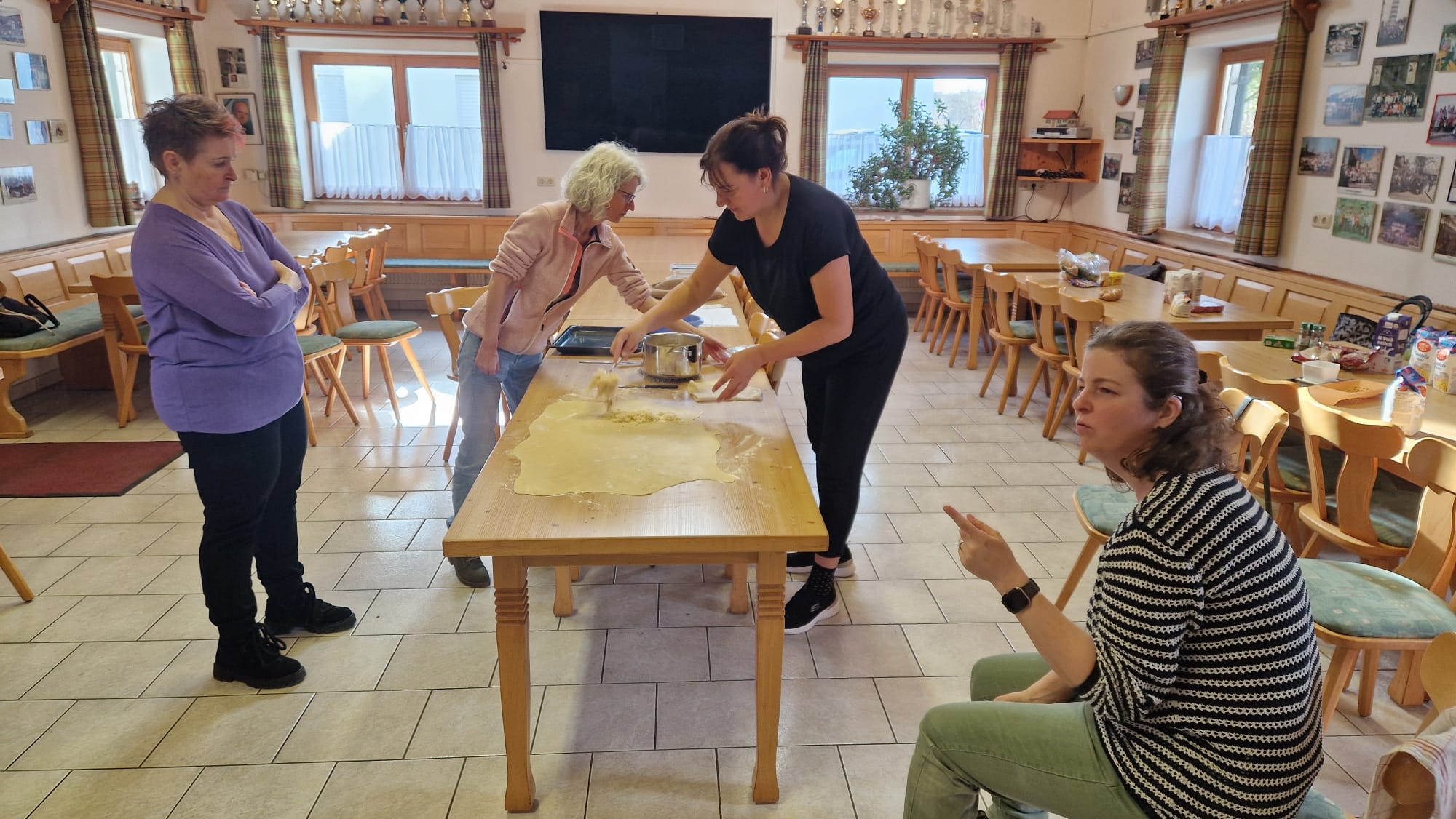 Den Krautkrapfenteig belegen mit Sauerkraut und Speck