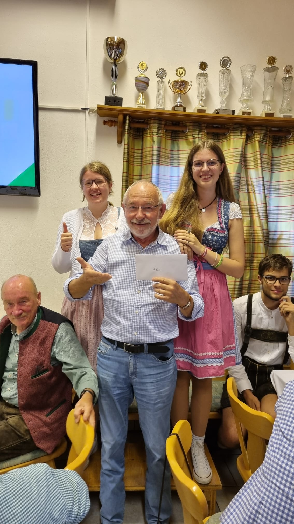 Zur Unterhaltung gab es ein Quiz- Fragen über das Clubhaus. Der 1. Platz freut sich!