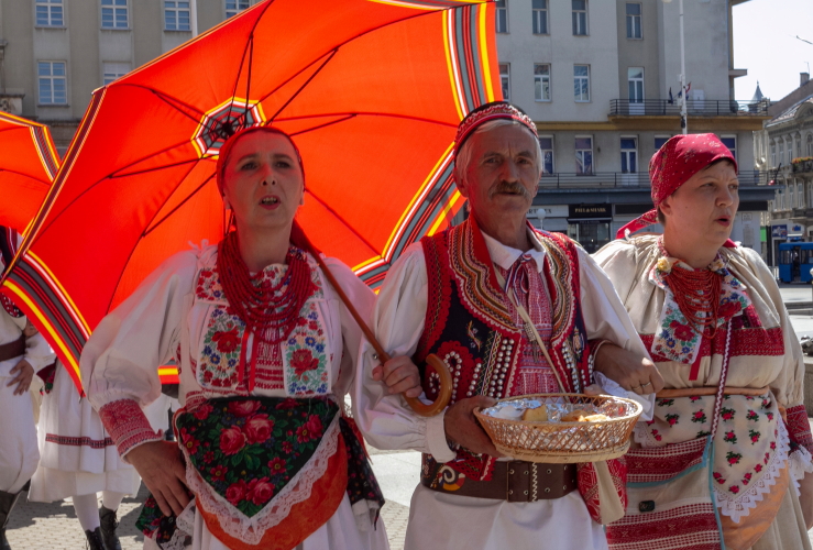 Folkloro grupė tautiniais drabužiais Zagrebo centre