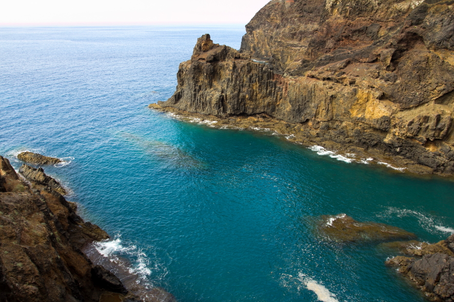 Tarp uolų pasislėpęs Zimbralinjo paplūdimys Porto Santo saloje