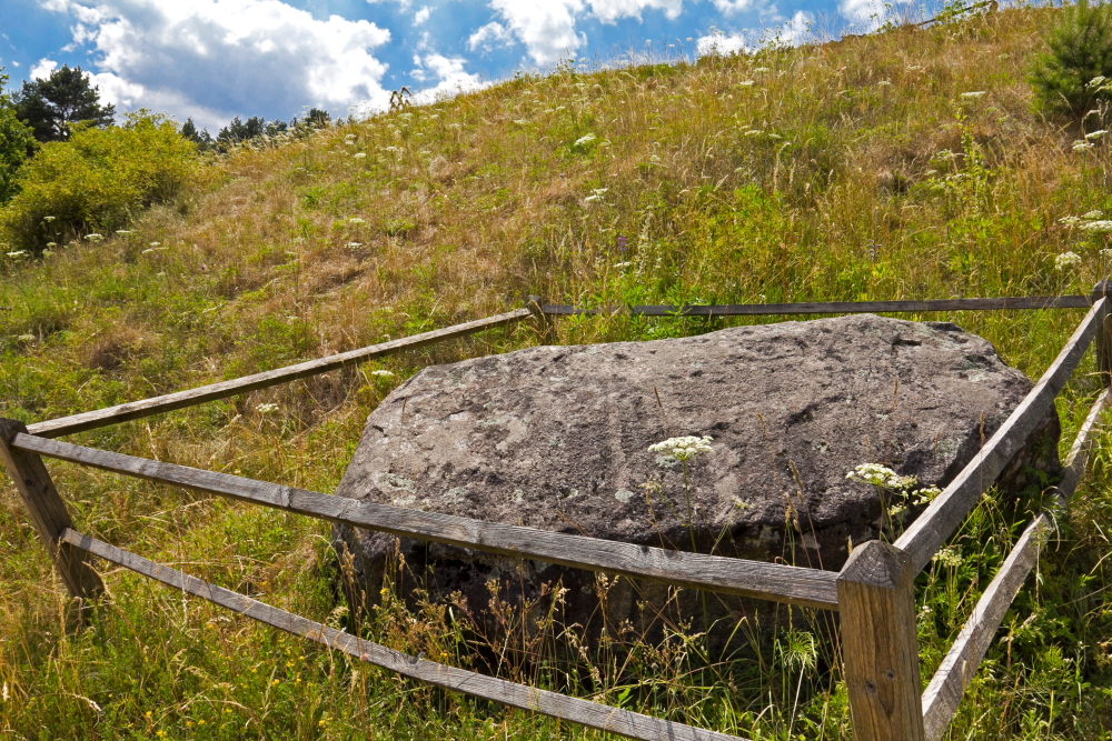 Mitologinis akmuo Laumės valtis prie Lygamiškio piliakalnio Utenos rajone