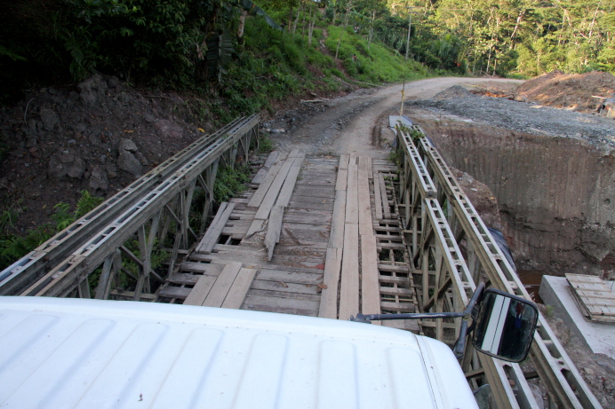 Tiltas per upel5 Ekvadoro Amazonijoje 6uar7 gyvenamoje teritorijoje Morona Santjago provincijoje