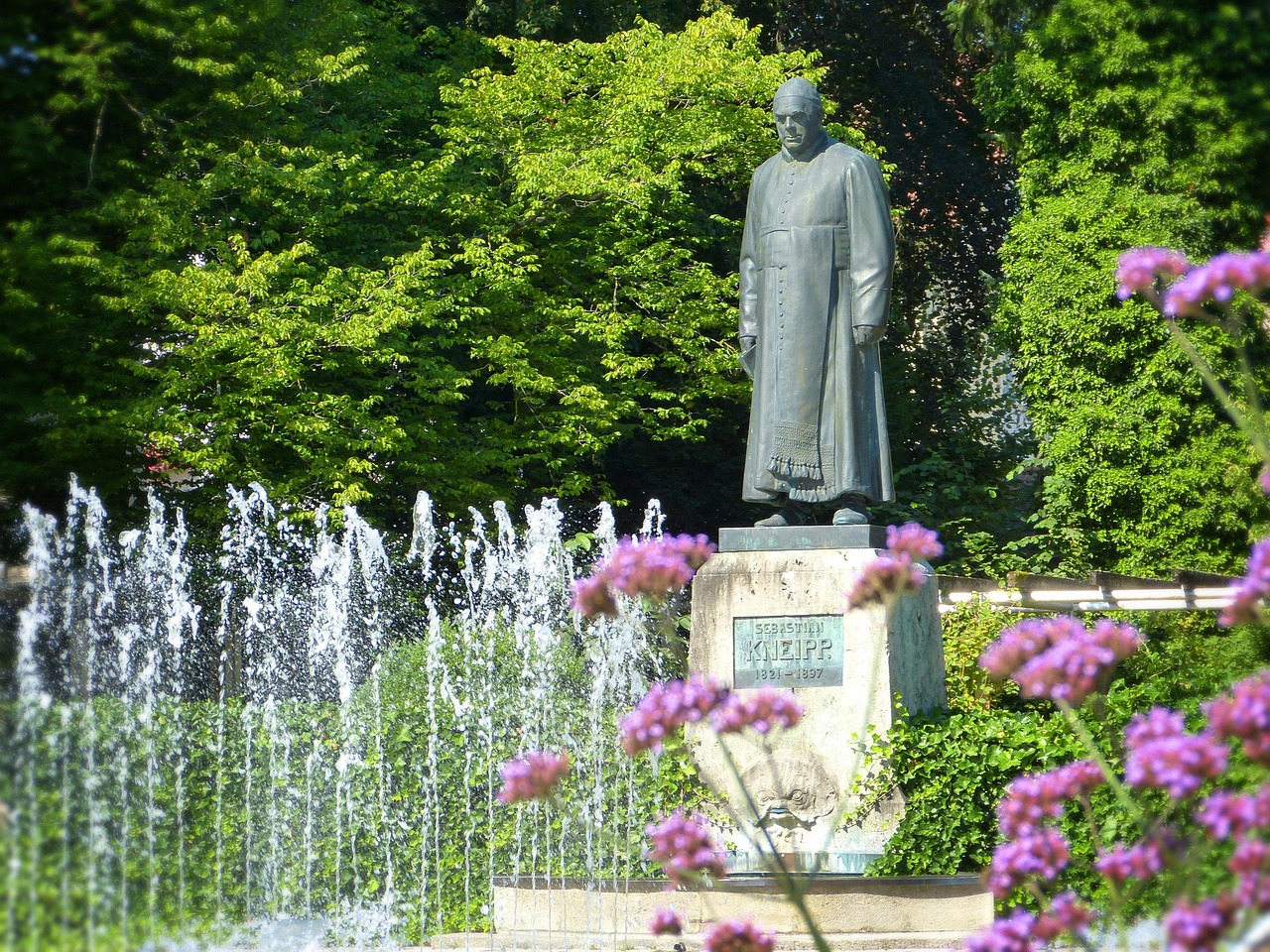 Als Diplom-Kneippärztin vermittle ich gerne mein Wissen nach Dr. Sebastian Kneipp, was Patienten sehr gut und kostengünstig selbst in die Behandlung integrieren können.