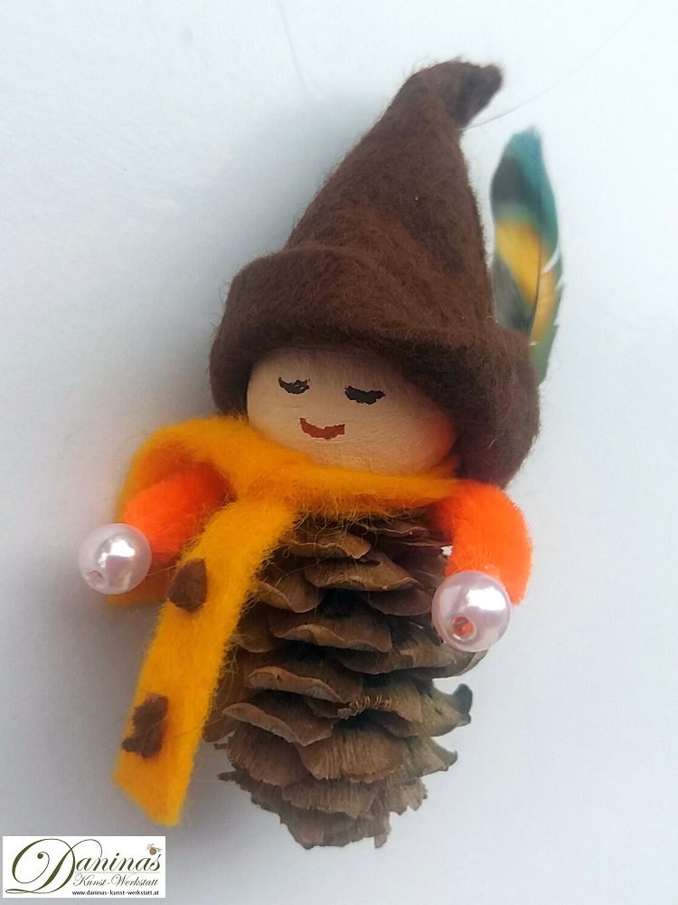 Waldelf Barthel. Handgefertigte Märchenfigur aus Lärchenzapfen mit Schal und Hut aus Filz sowie einer Hutfeder