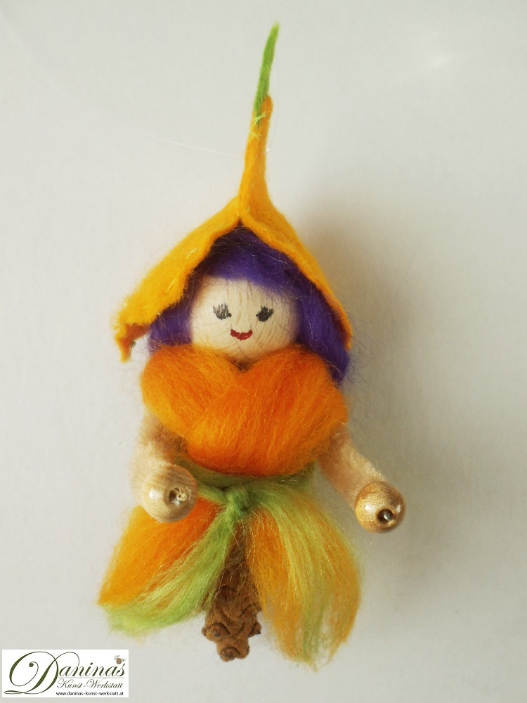 Elfe Lutea. Handgefertigte Märchenfigur aus Kiefernzapfen, Haare und Kleid aus Wolle, Hut aus Filz