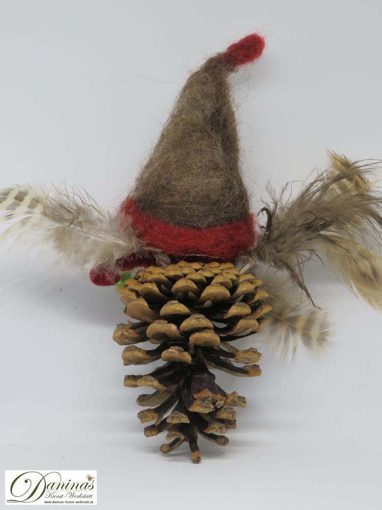 Winterelfe Mary, Rückseite. Handgefertigte Elfen Figur aus Kiefernzapfen mit Federnflügeln und einer aus Wolle gefilzten Mütze.