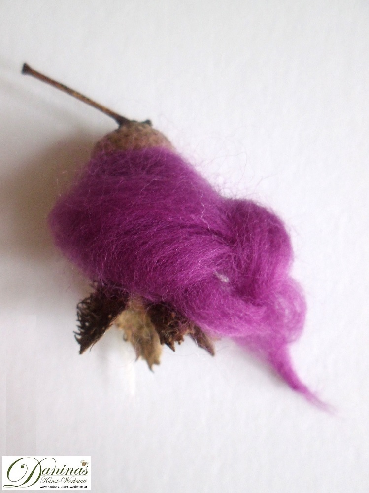 Elfe Ruby, Rückseite. Handgefertigte Elfenfigur aus Bucheckern (Fruchtbecher), Eichelhütchen, Haare und Schal aus Wolle
