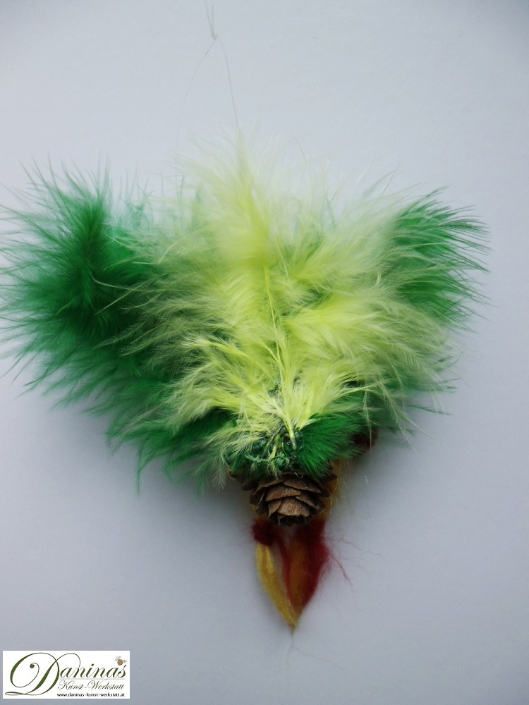 Engel Sealiah Goldhaube, Rückseite. Handgefertigte Engelfigur aus Lärchenzapfen, mit langen blonden Zöpfen aus Wolle und grünen Federnflügeln