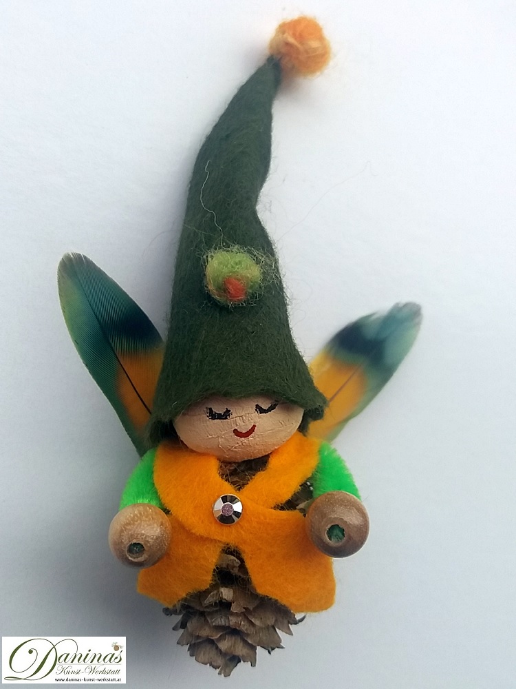 Waldelfe Willy. Handgefertigte Märchenfigur aus Lärchenzapfen mit Jäckchen und Mütze aus Filz und Federnflügeln